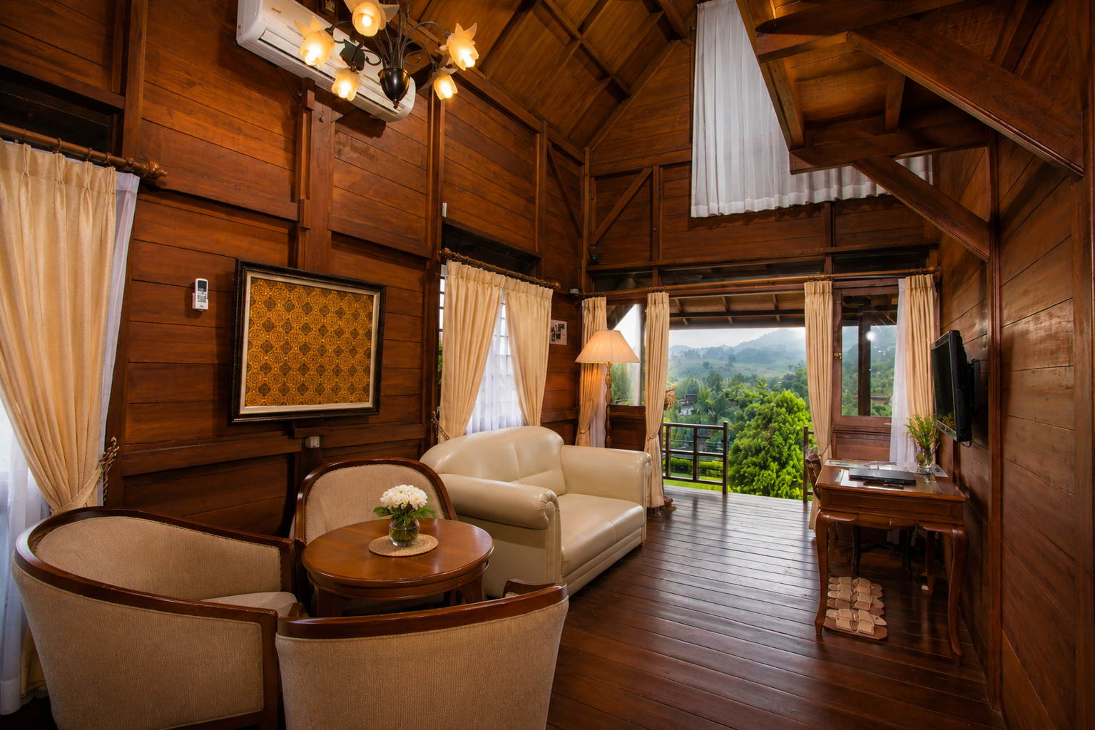 Interior Mountain View Room dengan ruang duduk nyaman dan pemandangan alam di Citra Cikopo Hotel Puncak Bogor