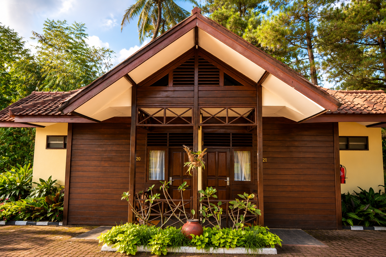 Cottage Mini Studio bernuansa kayu di hotel mewah Puncak Bogor