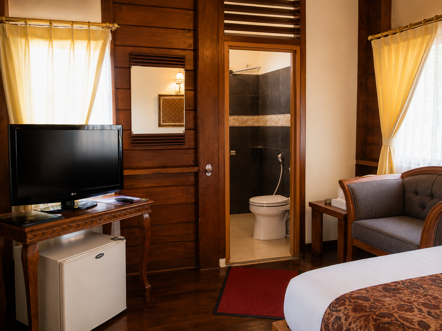 Interior kamar Mini Studio dengan TV dan kamar mandi di hotel mewah Puncak