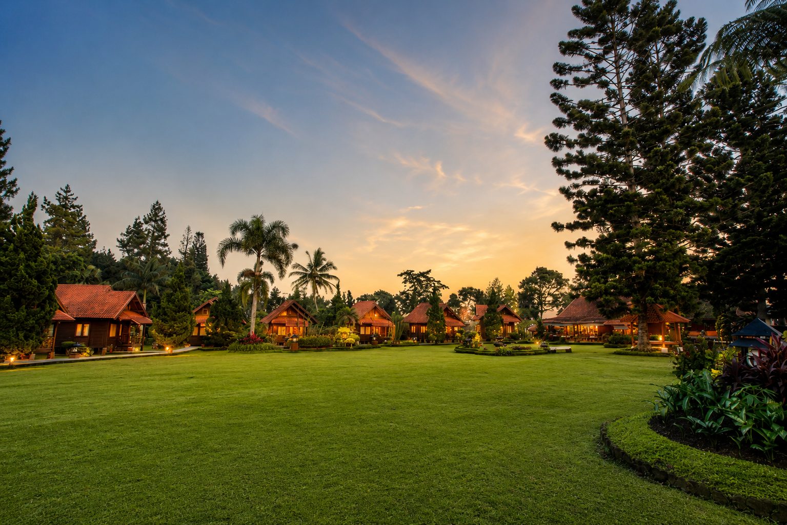 Area taman dan cottage Standard Room di Citra Cikopo Hotel Puncak dengan suasana resort pegunungan yang asri