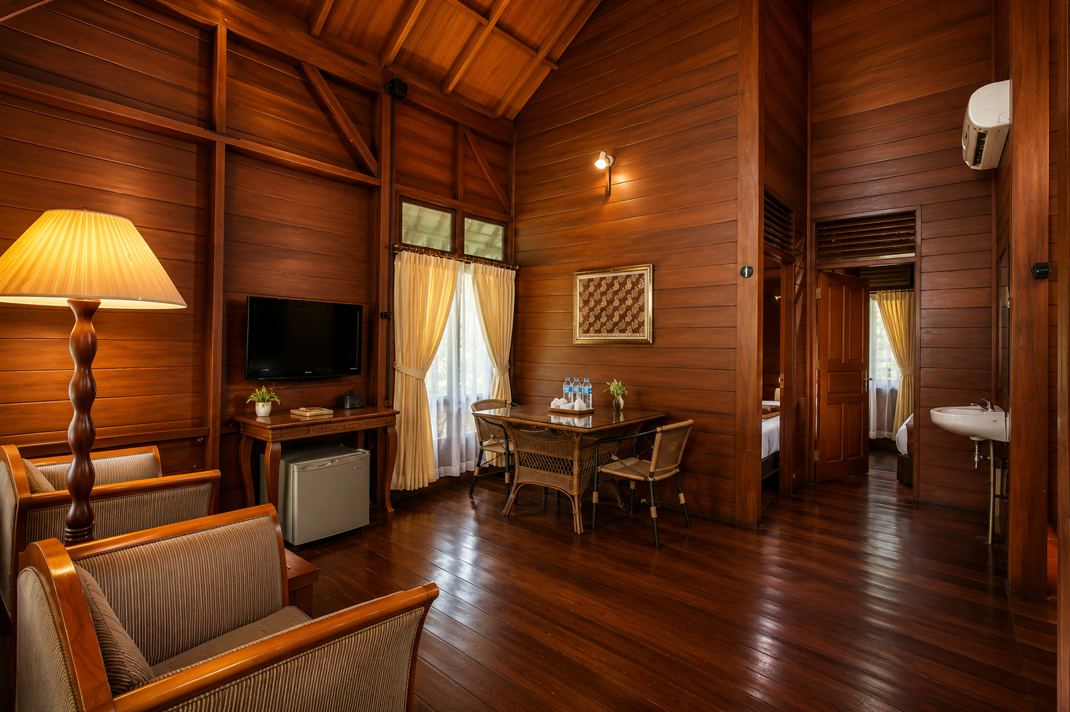 Interior ruang tengah Superior Cottage di Citra Cikopo Hotel Puncak dengan desain kayu hangat dan suasana resort nyaman
