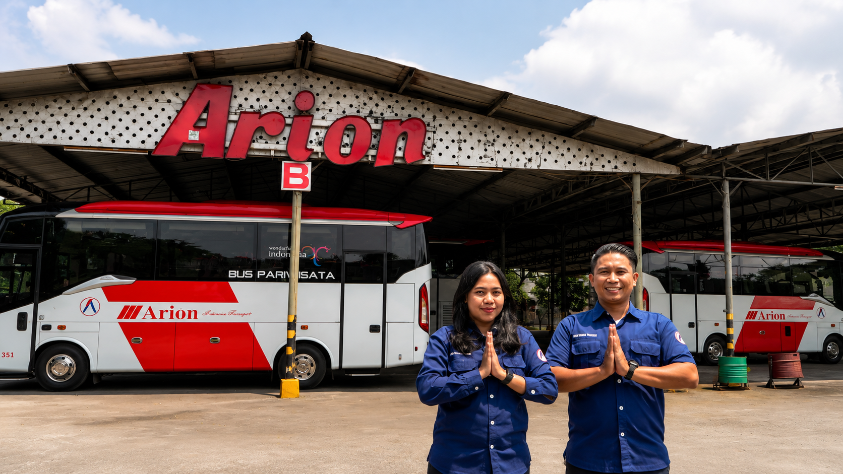 Armada bus Arion Indonesia Transport dengan staf layanan di area operasional transportasi wisata