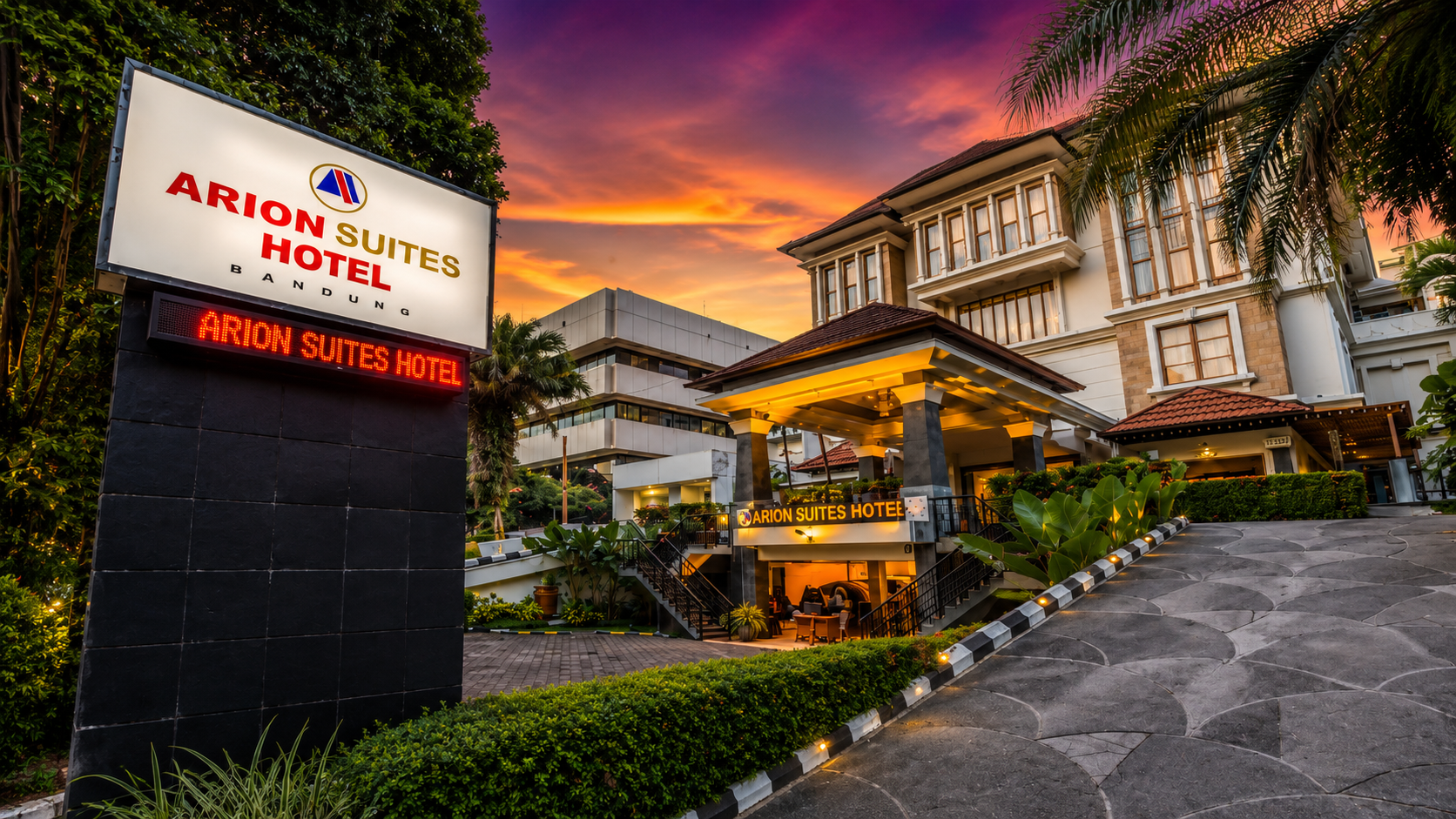 Tampilan depan Arion Suites Hotel Bandung dengan area lobi dan bangunan hotel bintang 4 di pusat Kota Bandung