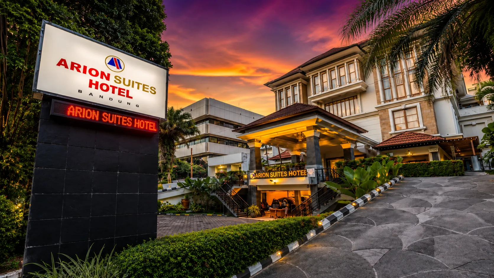 Tampilan depan Arion Suites Hotel Bandung dengan area lobi dan bangunan hotel bintang 4 di pusat Kota Bandung