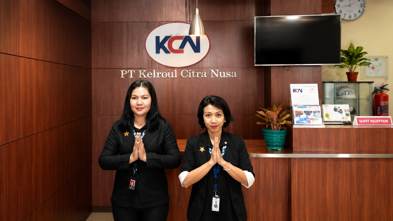 Staf Citra Nusa Services menyambut tamu di area resepsionis PT Kelroul Citra Nusa